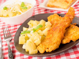 Paniertes Fischfilet mit Kartoffelsalat